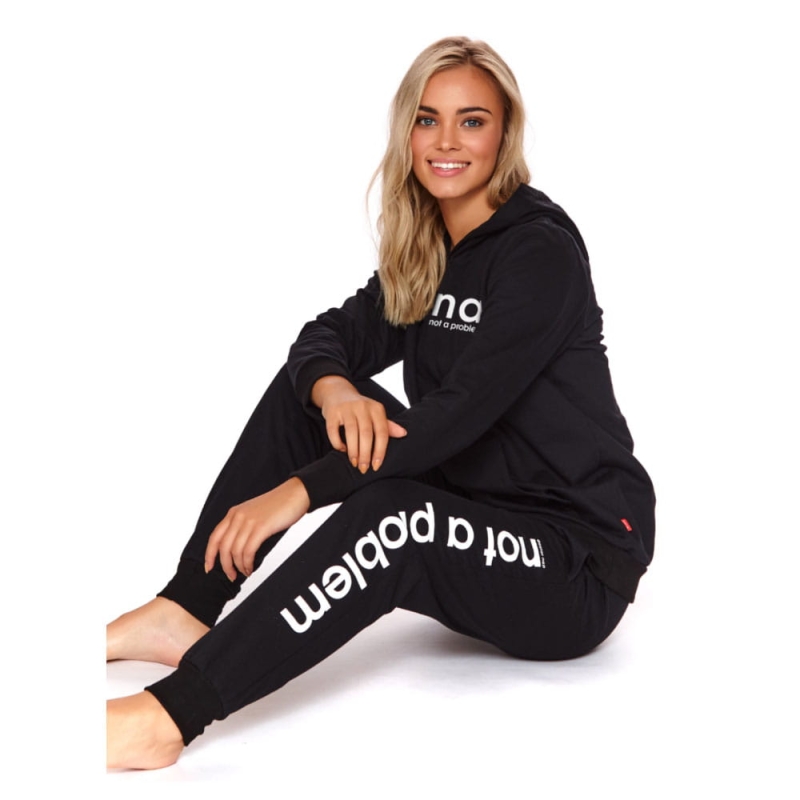 Modelka w Czarnych komplecie dresowym Doctor Nap