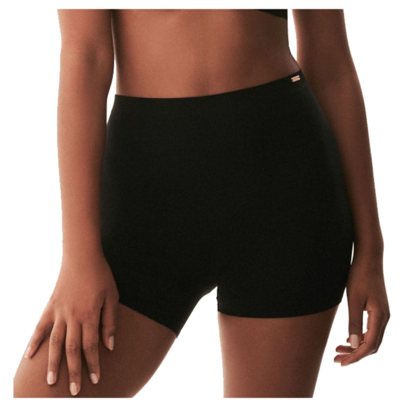 Czarne szorty Esotiq na sylwetce z efektem wygładzenia