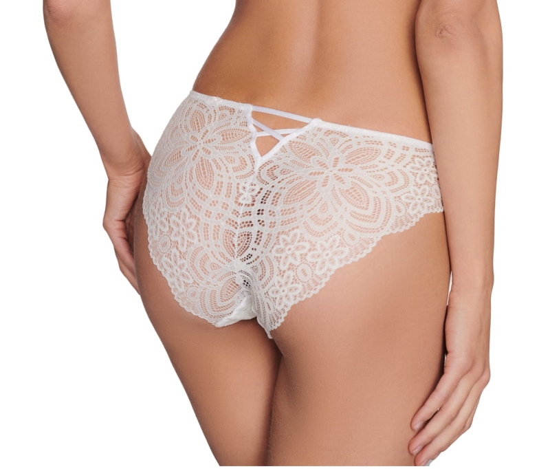 Zbliżenie na figi damskie koronkowe białe na modelce