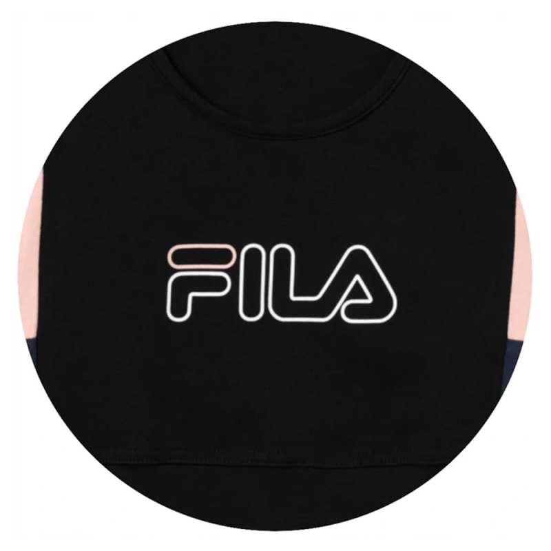 Zbliżenie na logo Fila na czarnym topie sportowym