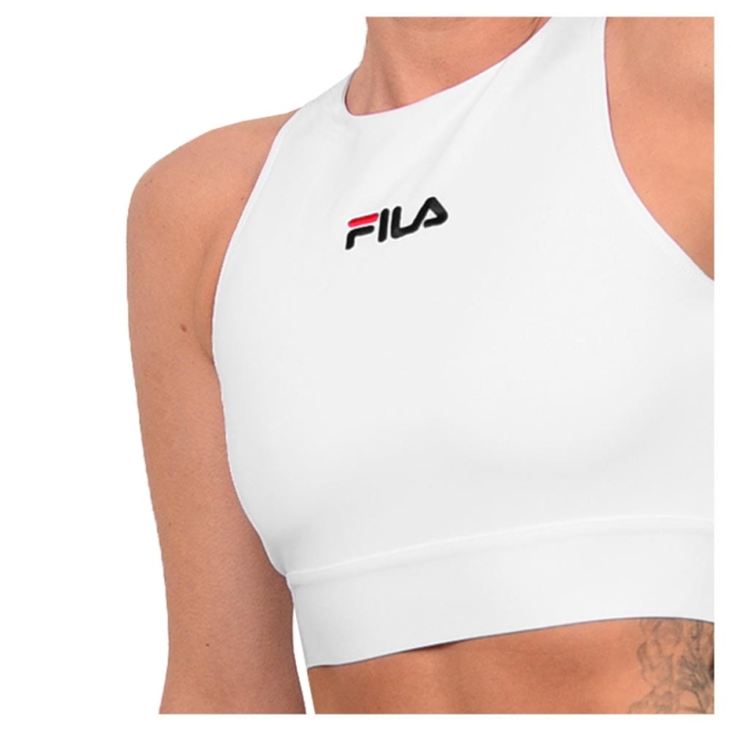 Zbliżenie na logo Fila na białym topie sportowym Model