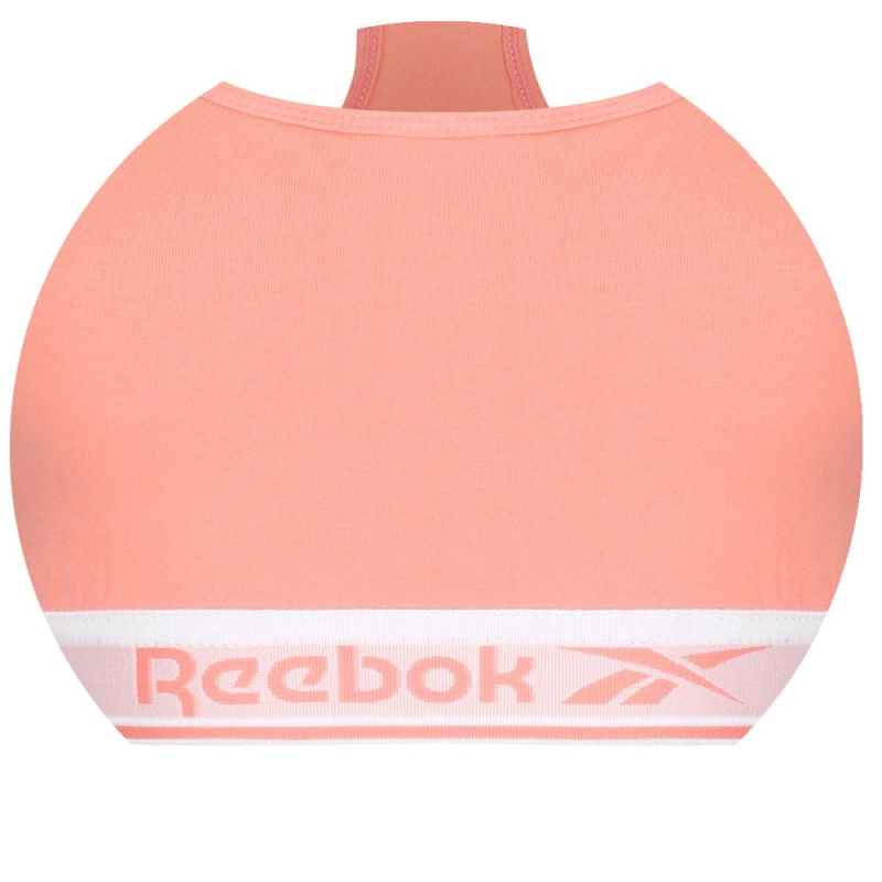 Zbliżenie na logo na gumie łososiowego topu Reebok