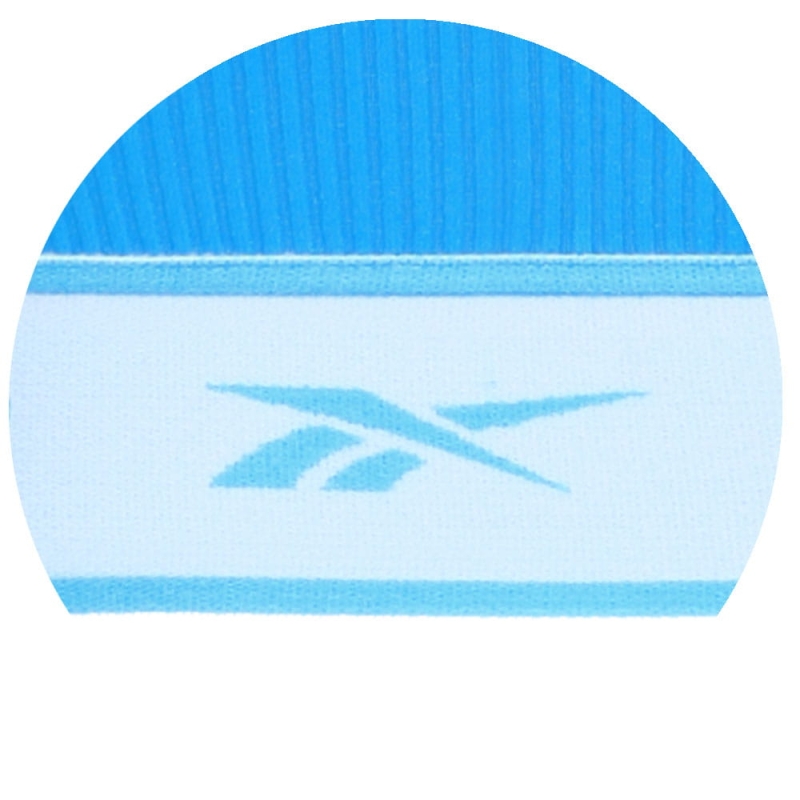 Zbliżenie na logo Reebok na niebieskim topie