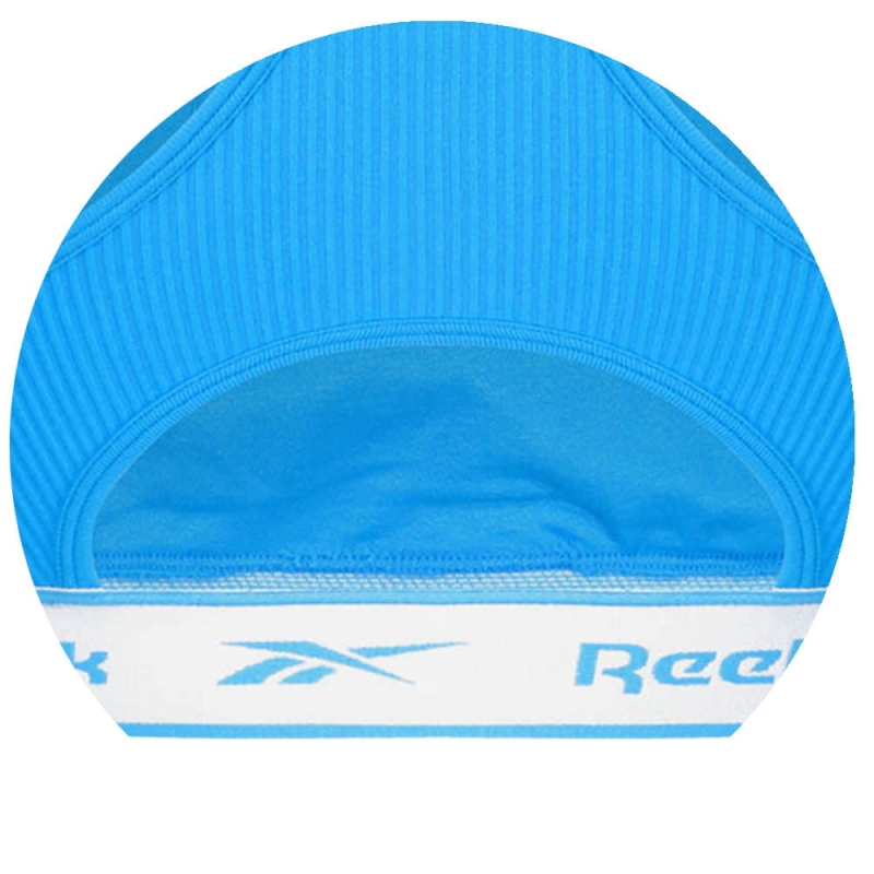 Zbliżenie na logo Reebok na gumie niebieskiego topu