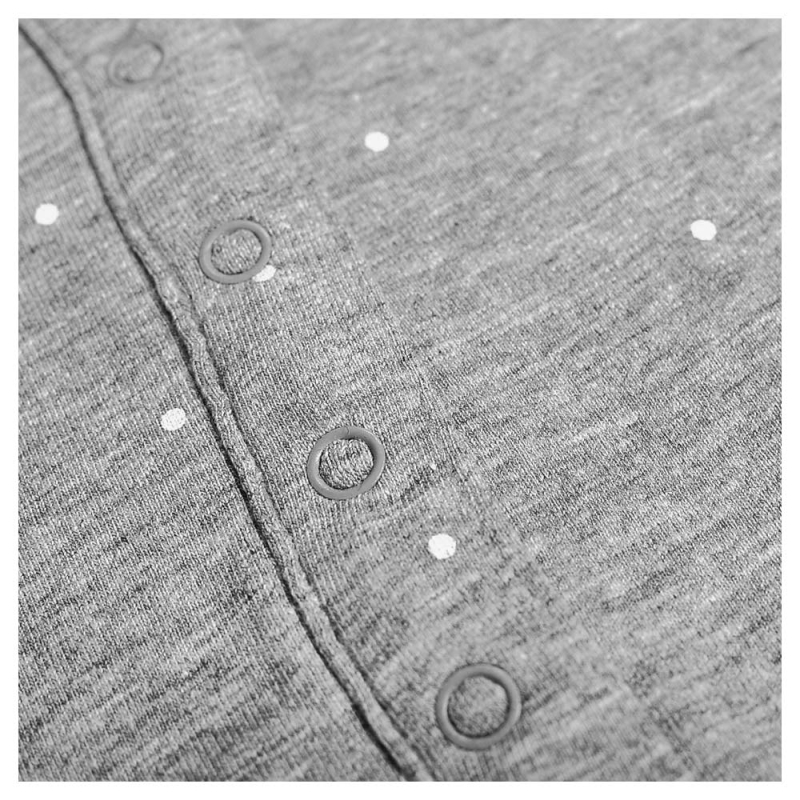 Szara koszulka z zapięciem na napy i drobnymi kropkami