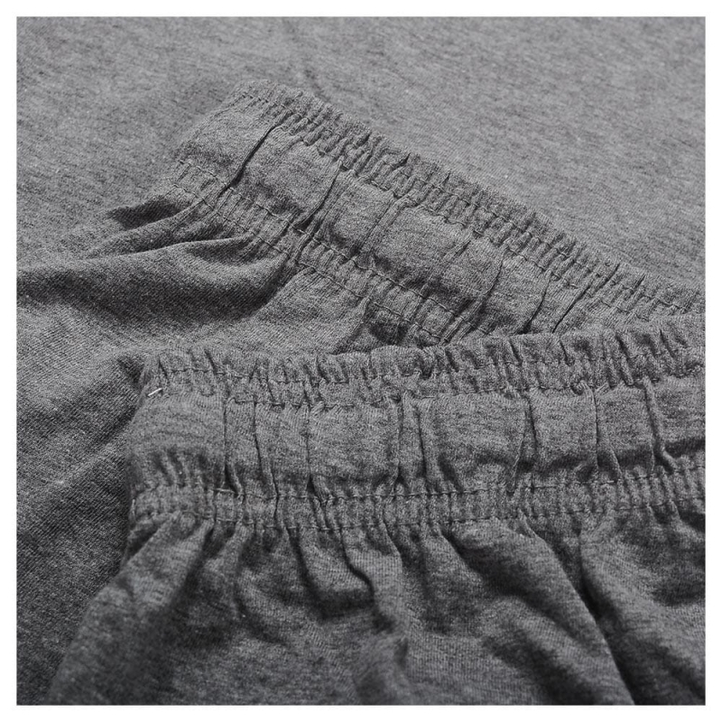 Zbliżenie na elastyczny pas szarych spodni piżamowych