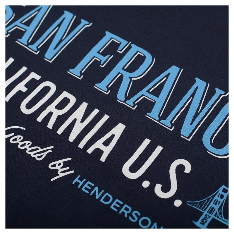 Detal nadruku San Francisco California na koszulce piżamy