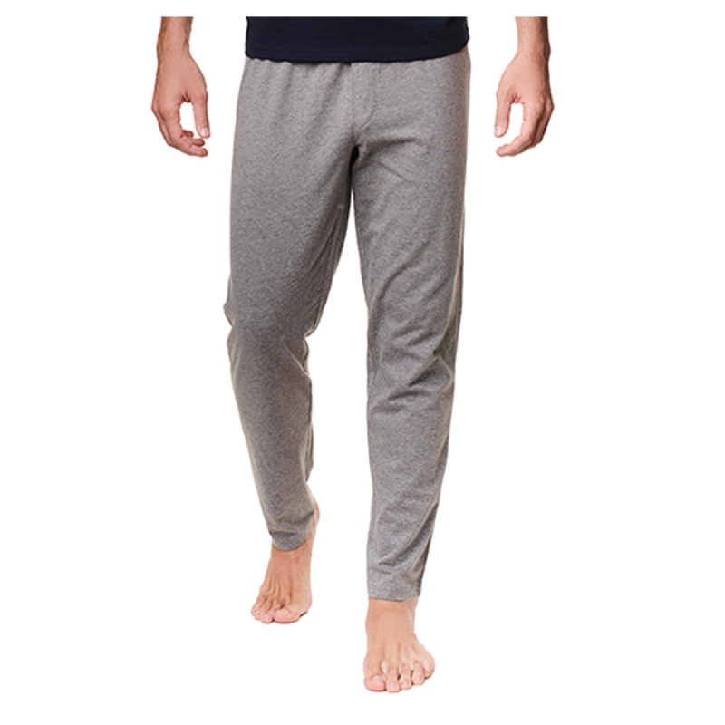 Szare spodnie od piżamy męskiej – prezentacja na modelu