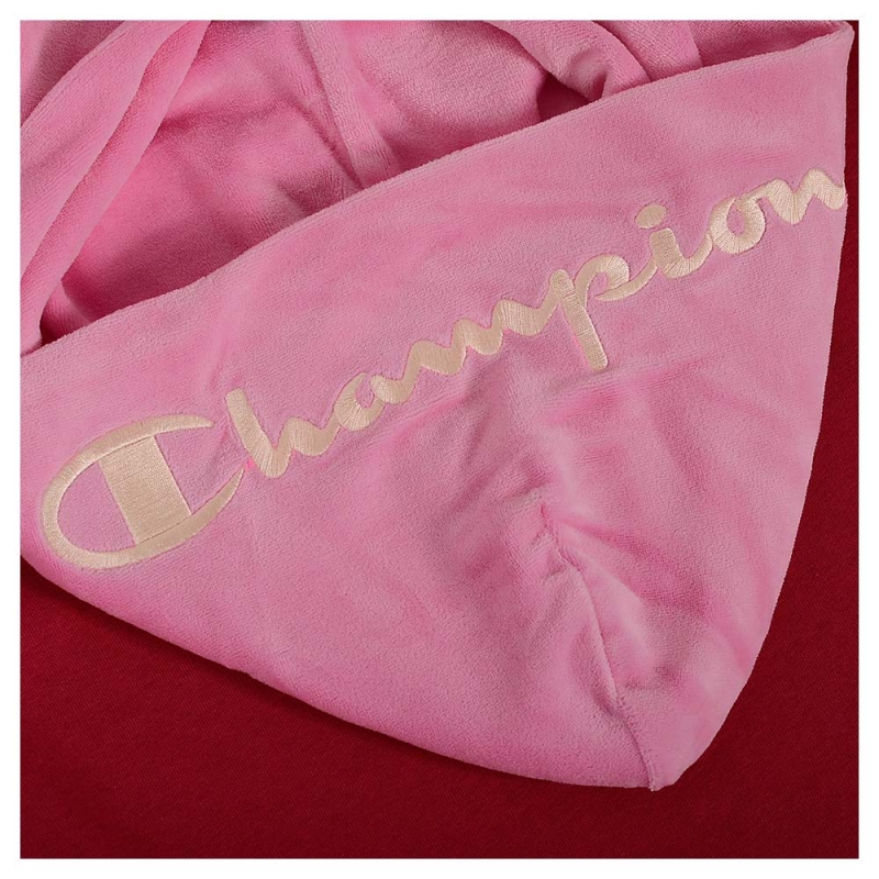 Haftowane logo Champion na różowym kapturze bluzy