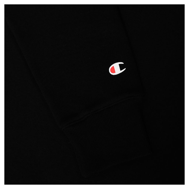 Logo Champion na rękawie czarnej bluzy