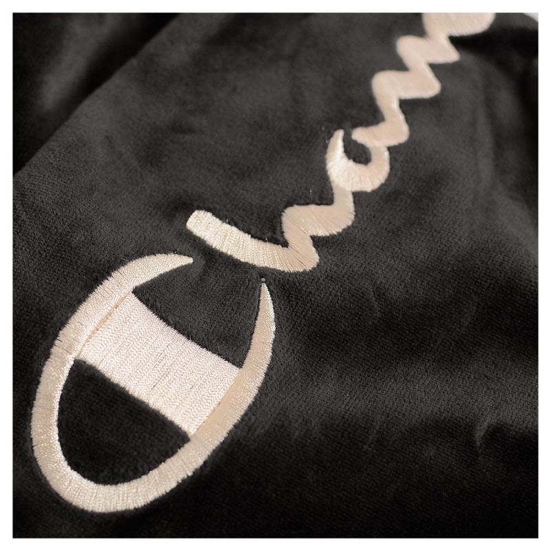 Haftowane logo Champion na kapturze czarnej bluzy