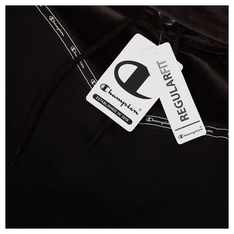 Metki Champion Regular Fit na czarnej bluzie