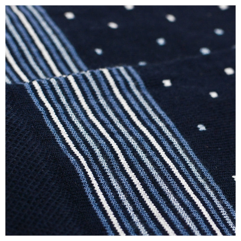 Zbliżenie na świąteczny wzór reniferów na skarpetach Cornette.