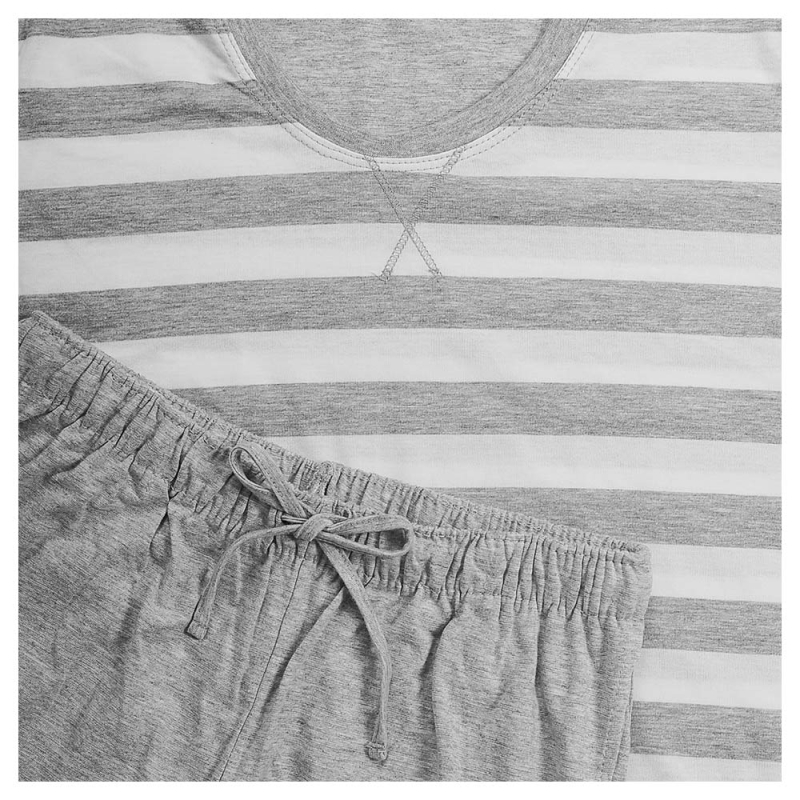 Zbliżenie na komplet – szara piżama damska z elastycznym pasem i wiązaniem.