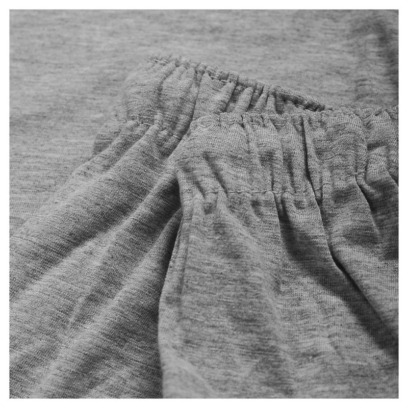 Zbliżenie na elastyczny pas spodni piżamowych – gładki, jasnoszary materiał.