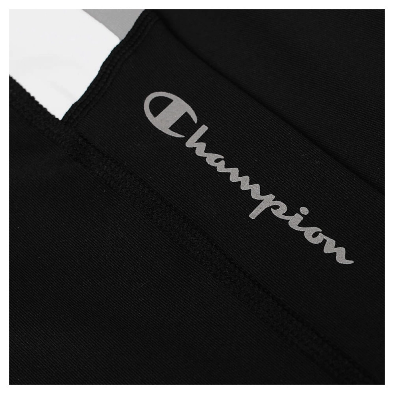 Logo Champion na czarnych legginsach damskich