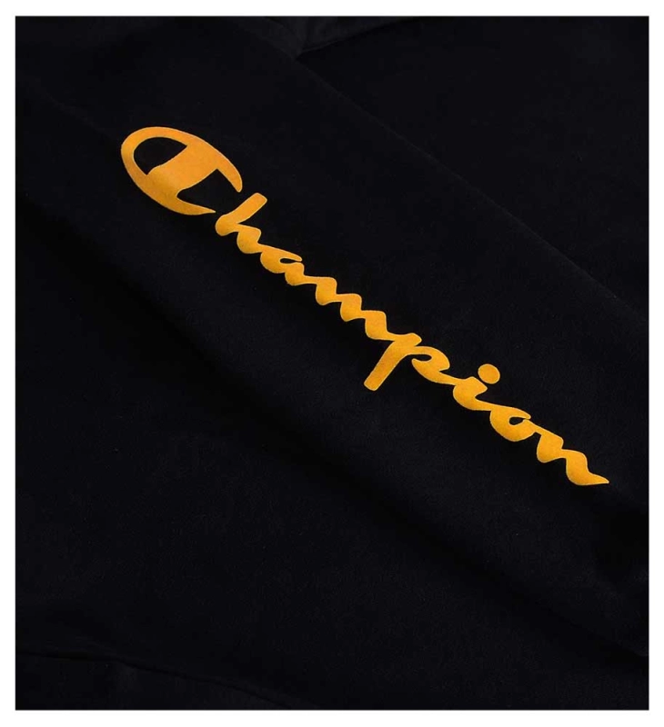 Zbliżenie na pomarańczowe logo na czarnej bluzie męskiej Champion