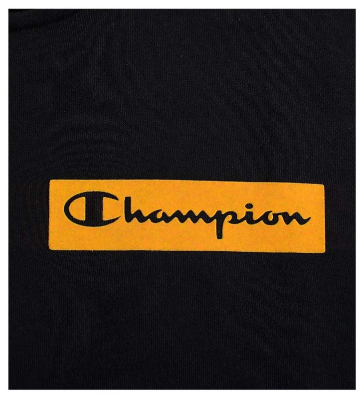 Zbliżenie na czarne logo na pomarańczowym tle na czarnej bluzie męskiej Champion