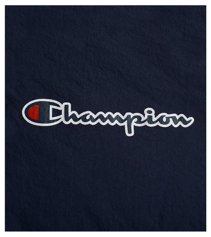 Białe logo Champion na granatowej kurtce