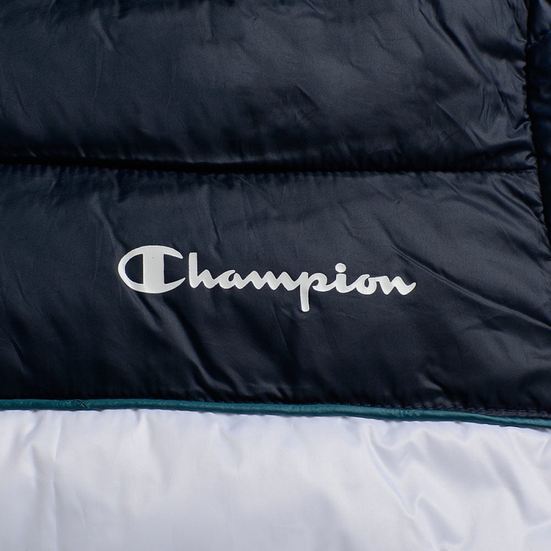 Logo Champion na piersi granatowej kurtki