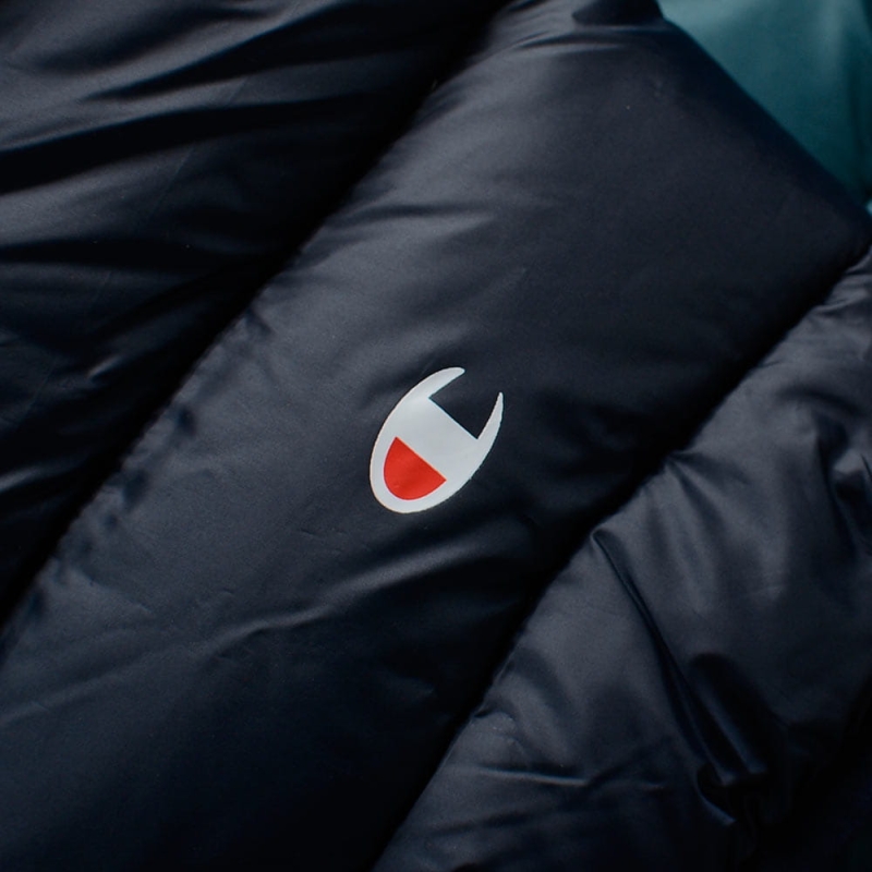 Małe logo Champion na rękawie granatowej kurtki