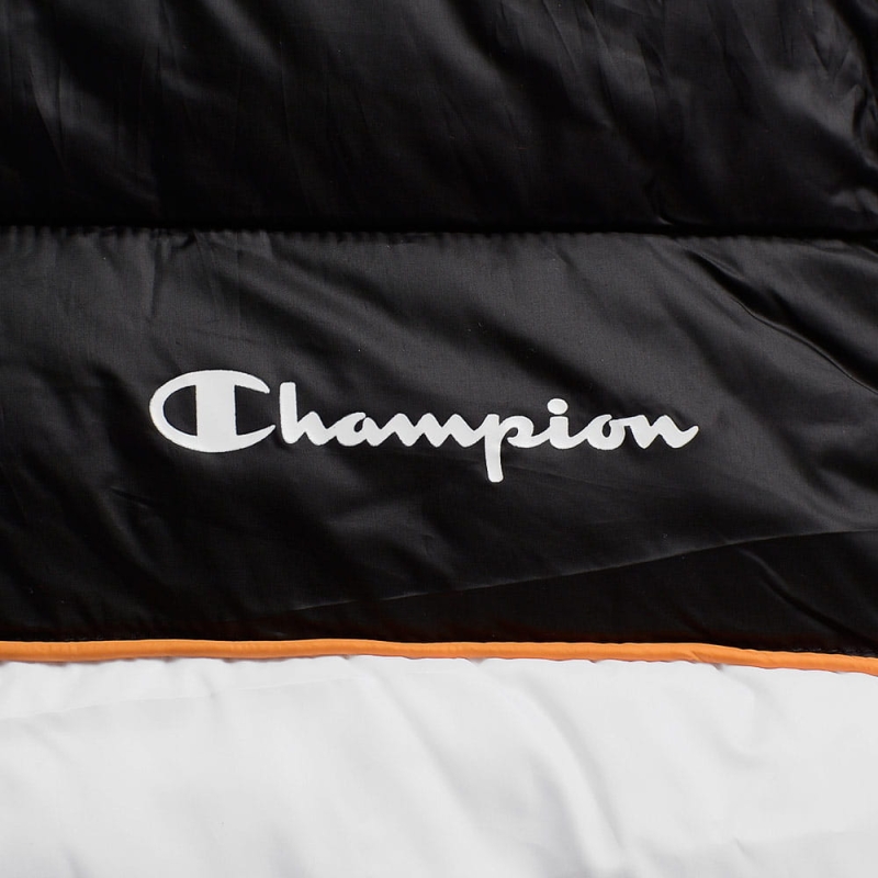Logo Champion na piersi kurtki