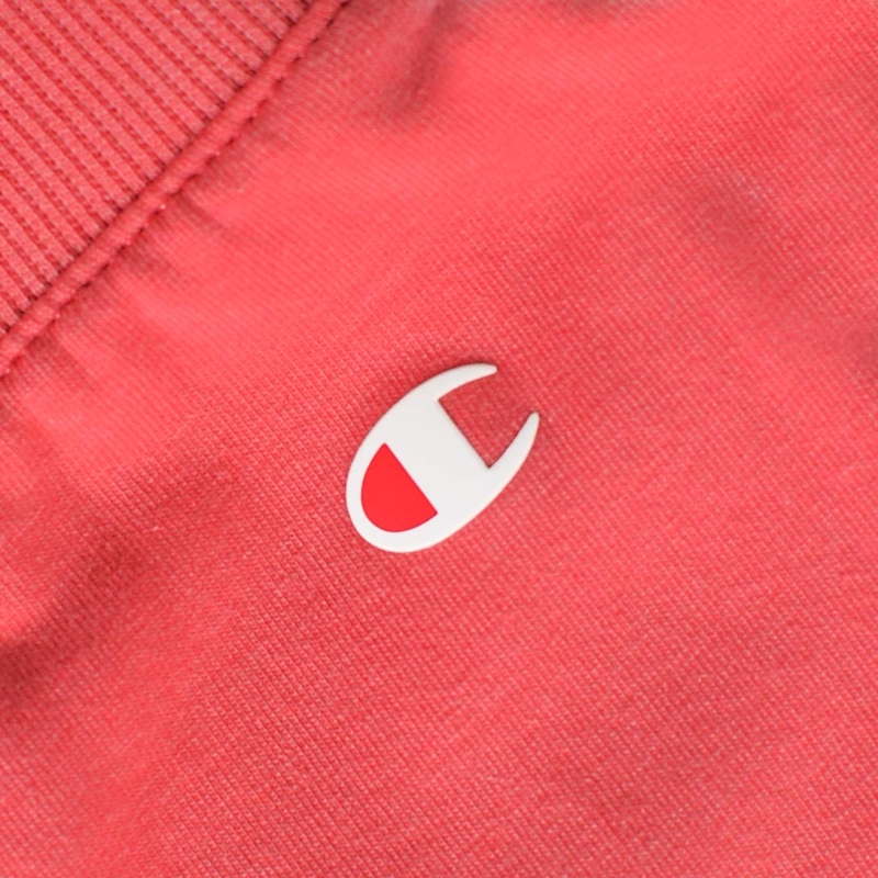 Zbliżenie na logo na różowych spodniach damskich Champion