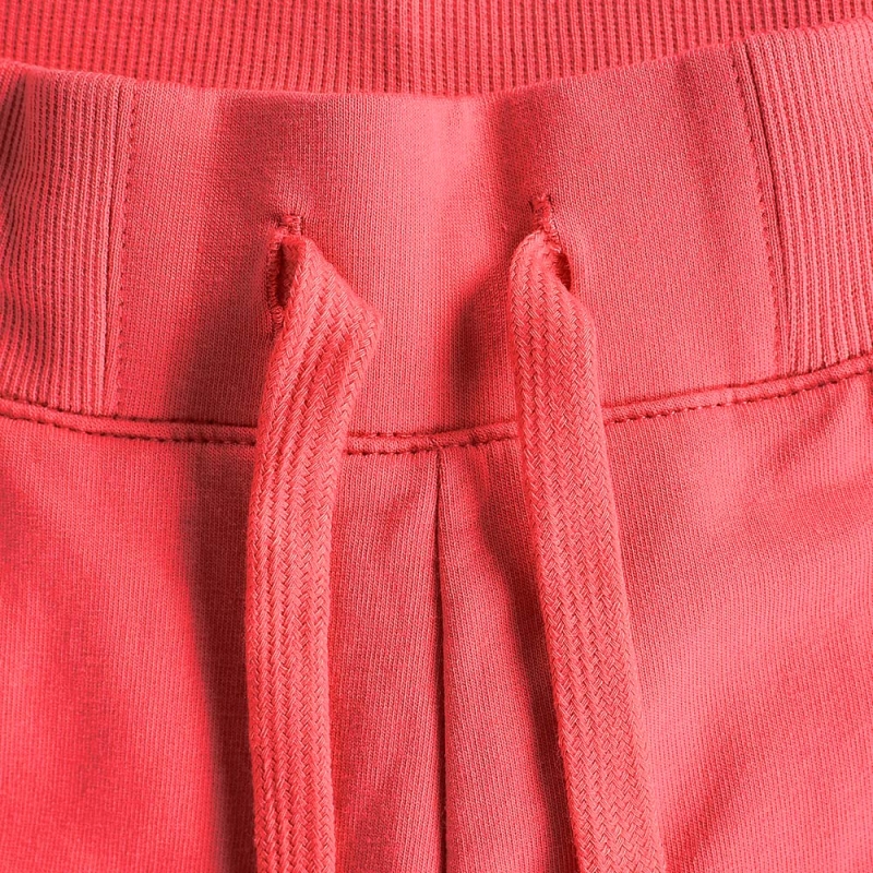 Zbliżenie na sznurki na różowych spodniach damskich Champion