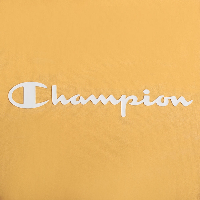 Zbliżenie na logo na żółtej koszulce damskiej Champion
