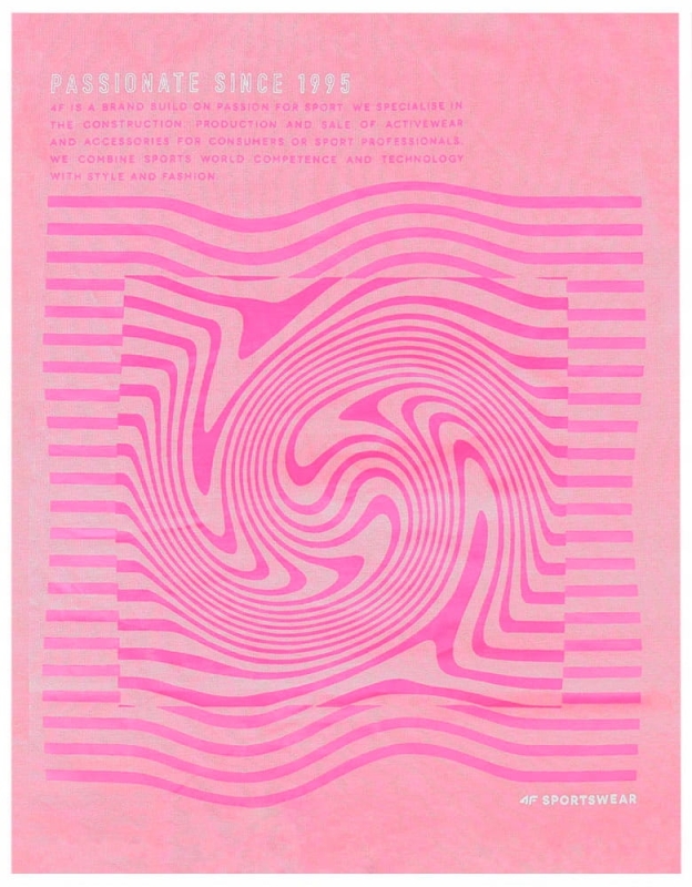 Zbliżenie na nadruk na różowej koszulce damskiej 4F