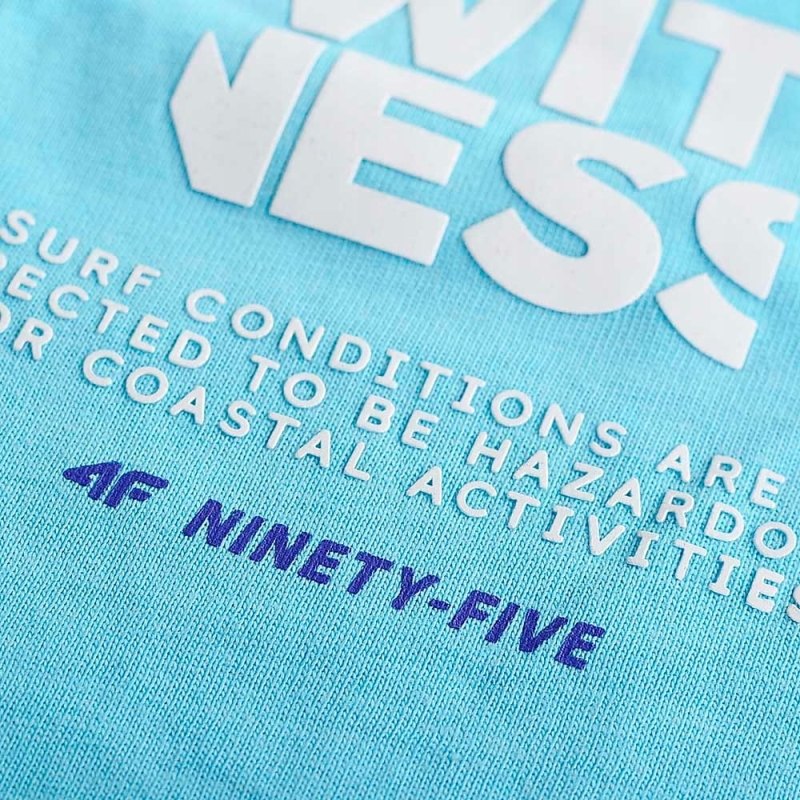 Zbliżenie materiału bawełnianej koszulki 4F TTSHM361 w kolorze turkusowym.