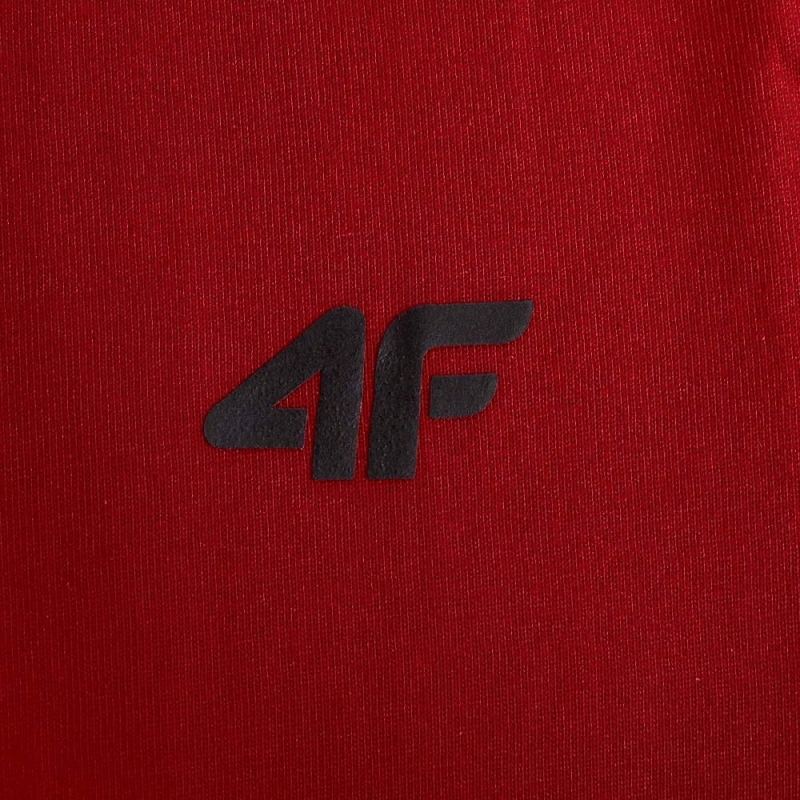 Zbliżenie na logo 4F na czerwonej koszulce polo