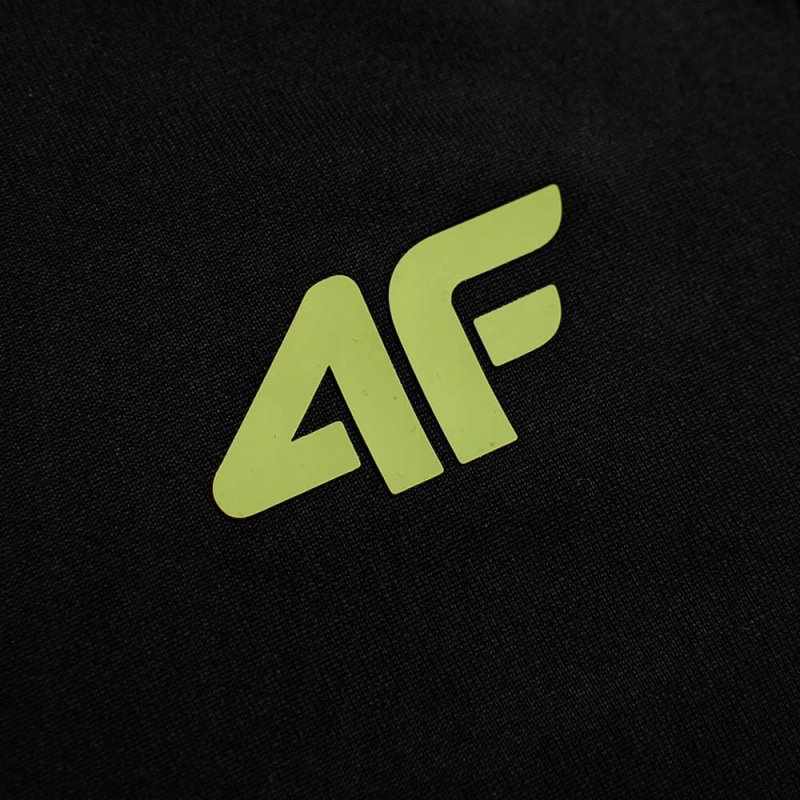 Logo 4F na czarnej bluzie męskiej