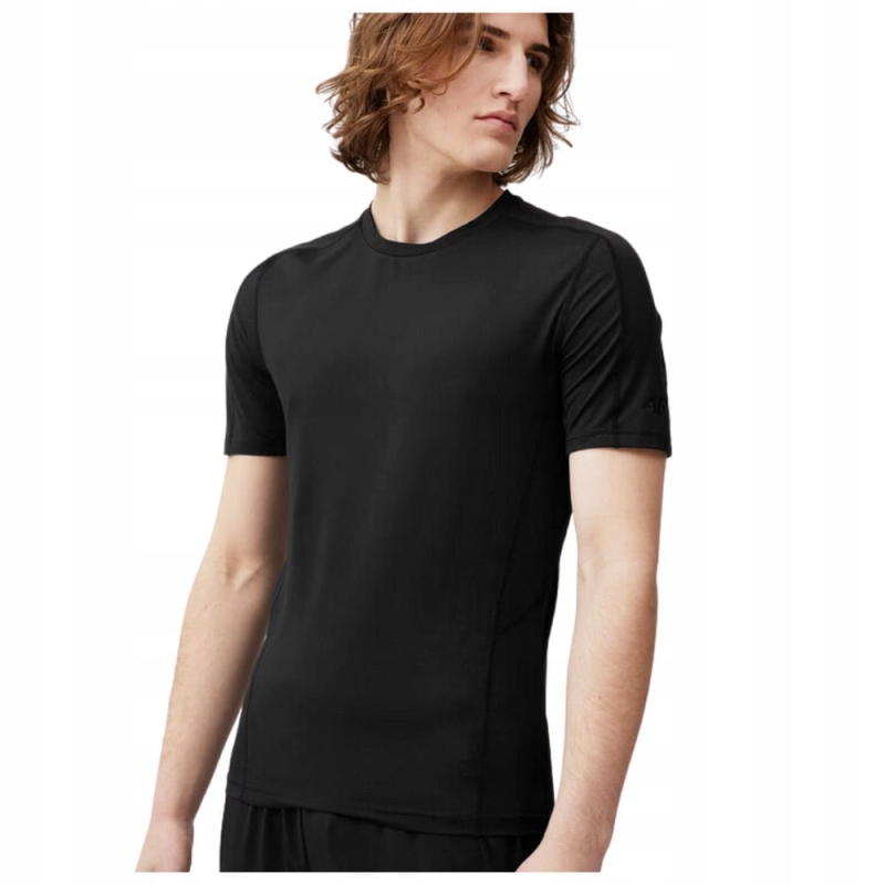 4F T-shirt Koszulka Męska Szybkoschnąca M404 Czarna na modelu