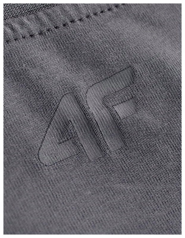 Zbliżenie na logo 4F na Antracytowej koszulce Sportowej