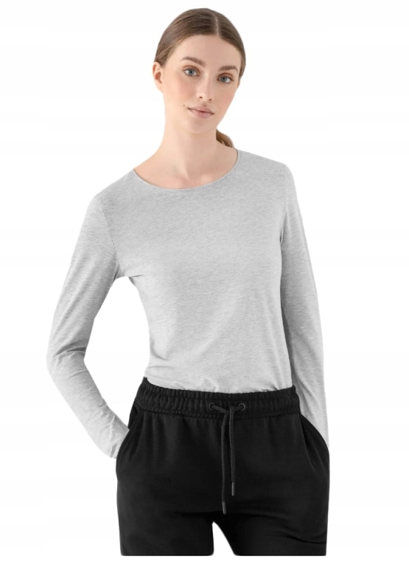 Modelka w szarej bluzce damskiej 4F
