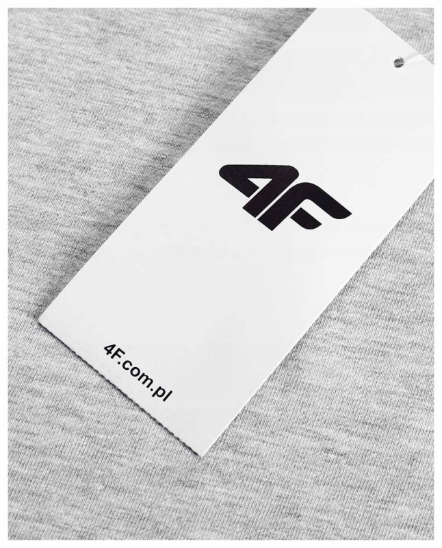 Metka 4F na szarej bluzce damskiej