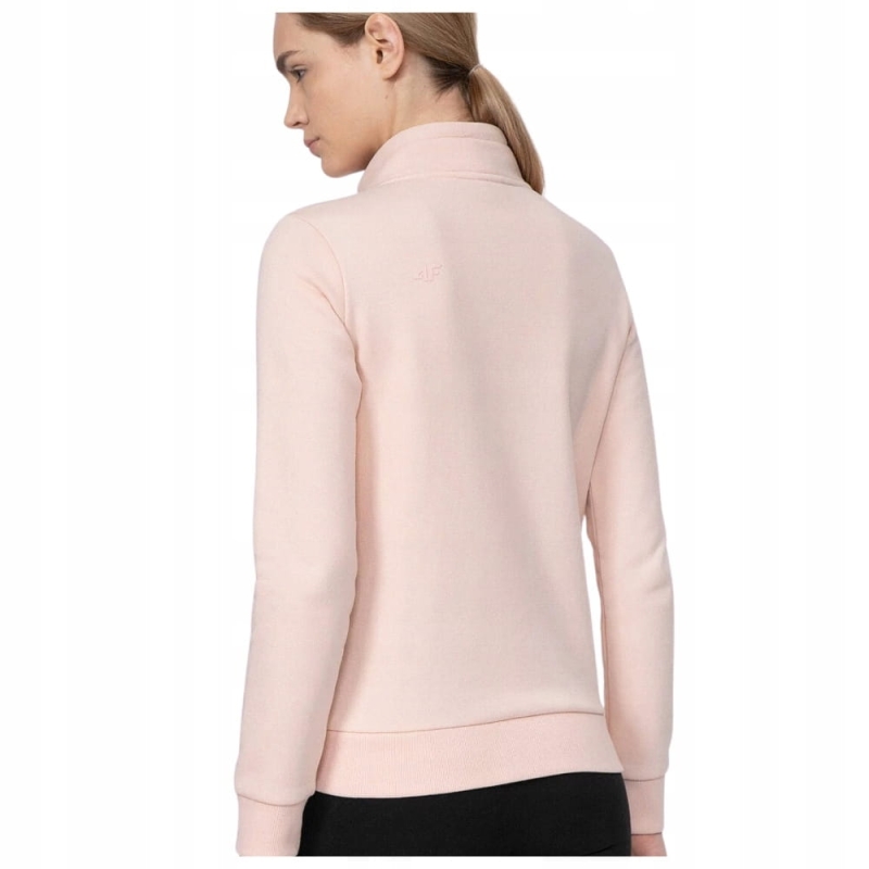 Model tyłem w 4F Bluza Damska Różowa ze Stójką