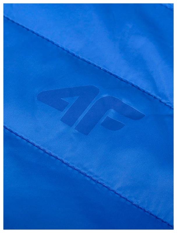 Zbliżenie na logo na męskiej niebieskiej kurtce przejściowej 4F
