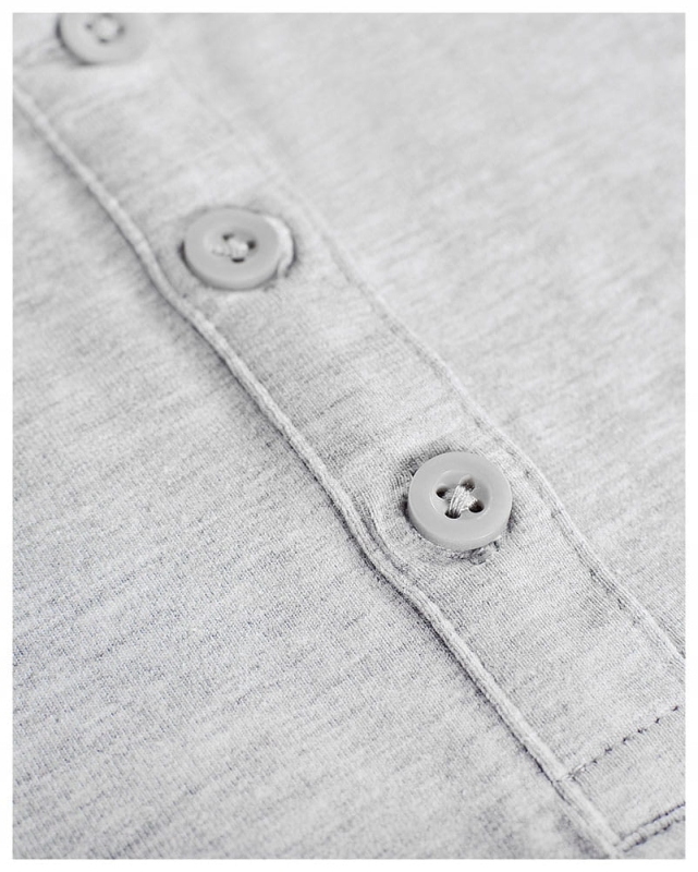 Detal guzików w szarej koszulce polo 4F