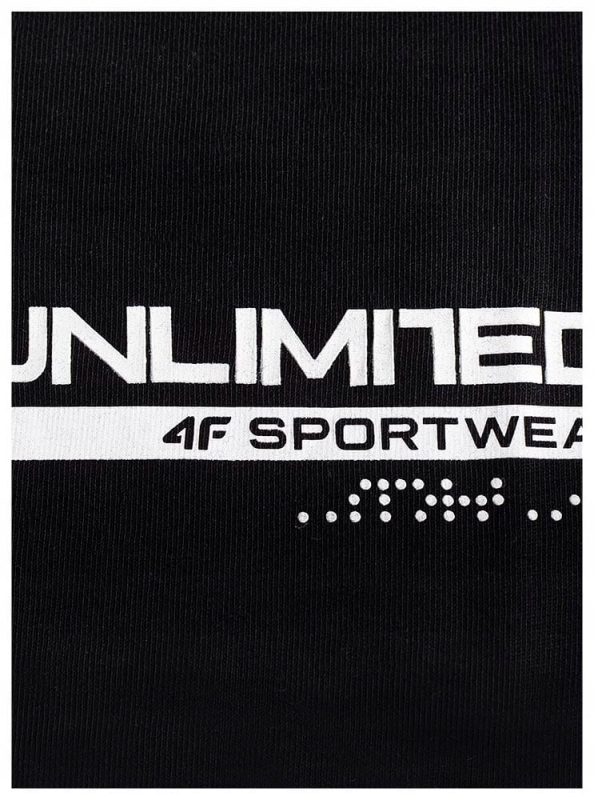 Zbliżenie logo 4F Unlimited na czarnej koszulce