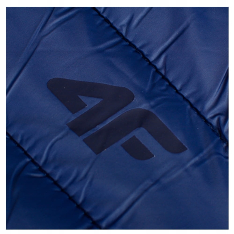 Logo 4F na granatowej kamizelce pikowanej