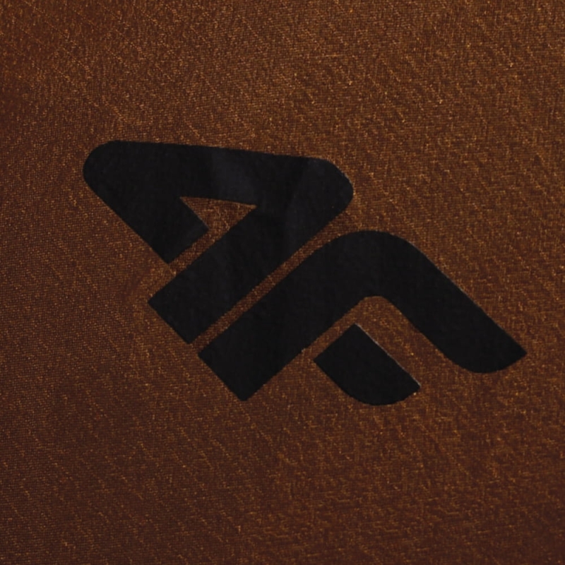 Logo 4F na brązowej kurtce