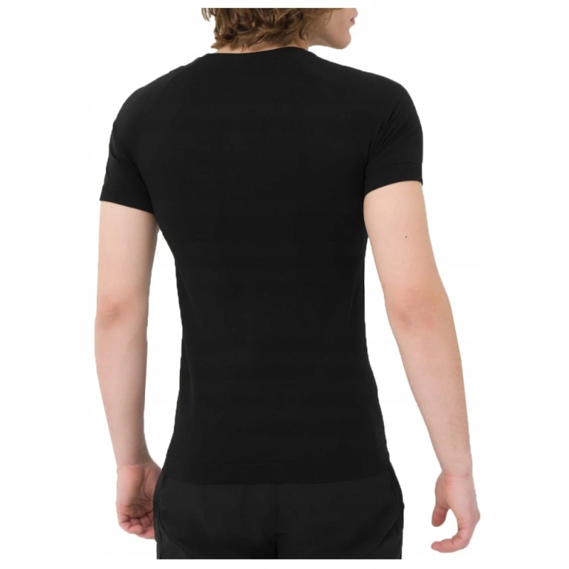 Tył czarnej koszulki 4F slim fit na modelu
