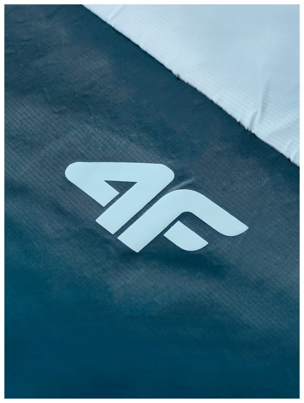 Logo 4F na kurtce męskiej pikowanej niebieskiej