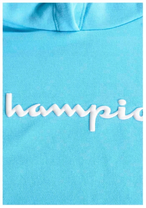 Zbliżenie na logo niebieskiej bluzy Champion