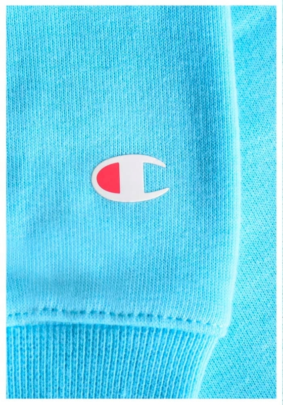 Zbliżenie na logo na rękawie niebieskiej bluzy Champion