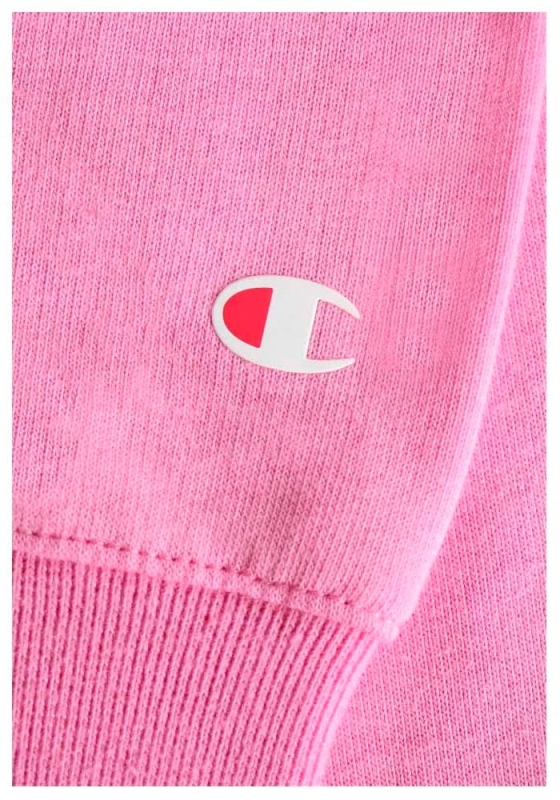 Zbliżenie na logo na rękawie różowej bluzy damskiej Champion