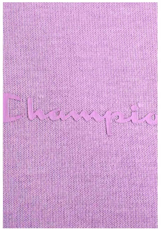 Zbliżenie na logo fioletowej bluzy Champion