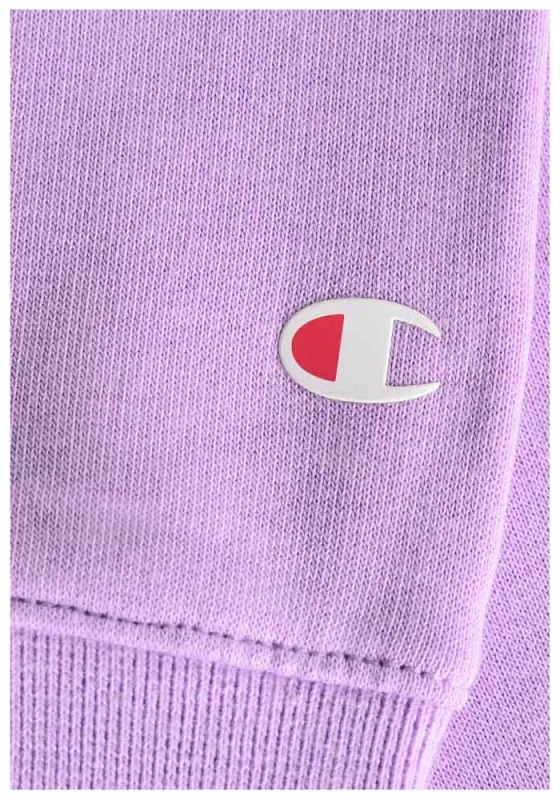 Zbliżenie na logo na rękawie fioletowej bluzy Champion